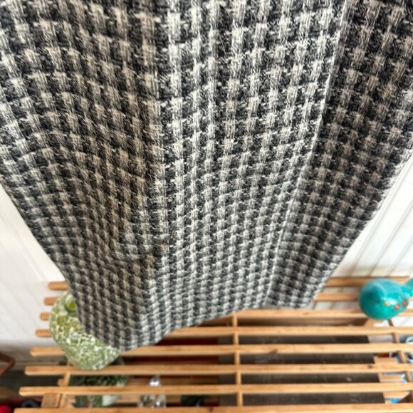 Elegant Houndstooth Pencil Skirt - Picture 7 of 7